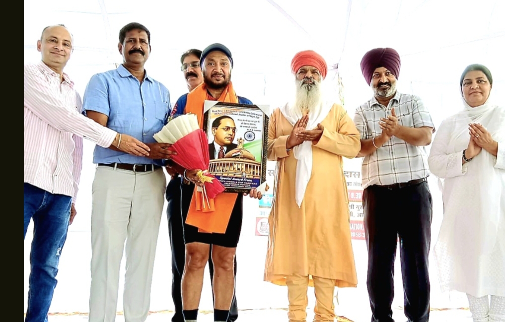 Sant Niranjan Das Ji honours cyclist Balraj Singh Chauhan at Chuharwali.